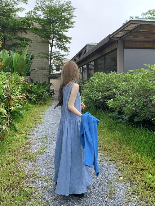 清新甜美风 2024夏秋新款大码韩版蓝色格纹背心裙穿搭指南